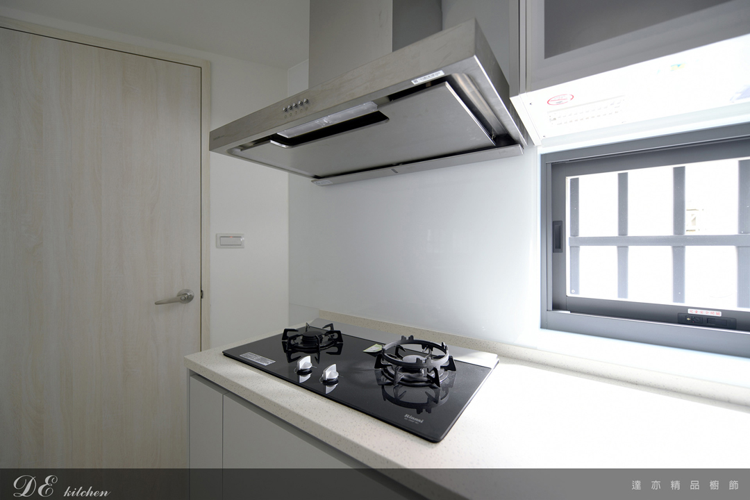 廚房設計｜SAKURA 歐化除油煙機 環吸系列｜Rinnai 檯面式蓮花玻璃雙口爐